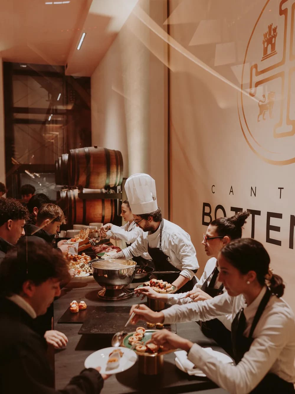 Il buffet servito accanto alle botti, sotto il marchio Bottenago
